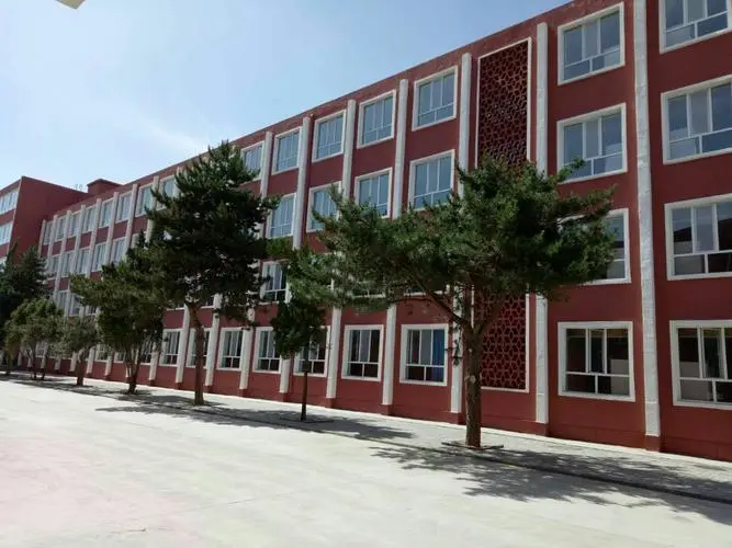 内蒙古西北工业技术学校的logo